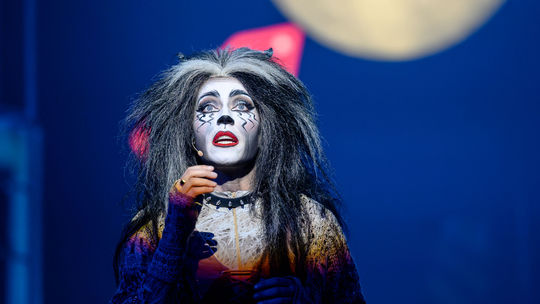 Najslávnejšou piesňou muzikálu je slávna...