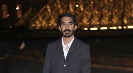 Herec Dev Patel prišiel v obleku Gucci. 