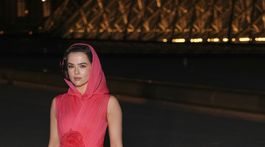 Herečka Zoey Deutch v kreácii Giambattista...