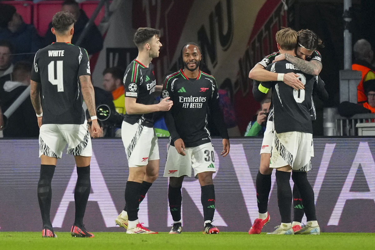 Hráči Arsenalu oslavujú rekordné víťazstvo 7:1...