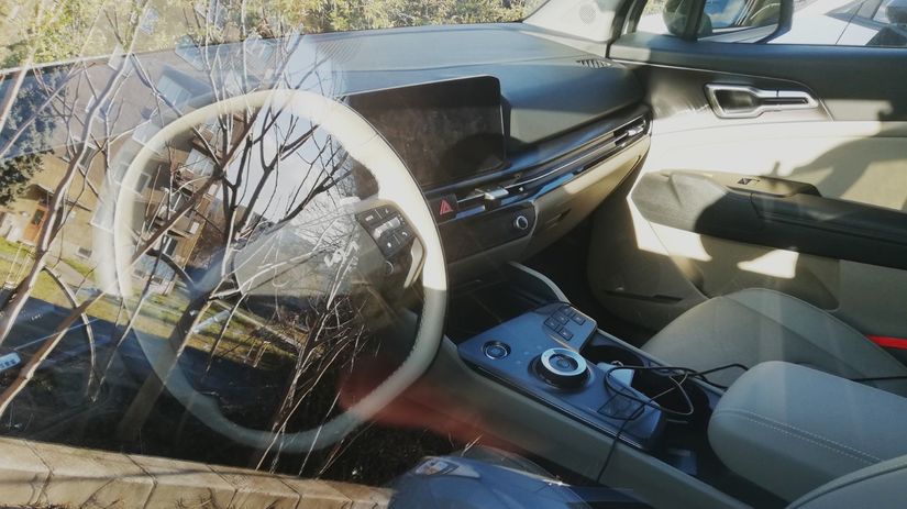 V kabíne nájdeme nový dvojramenný volant a...