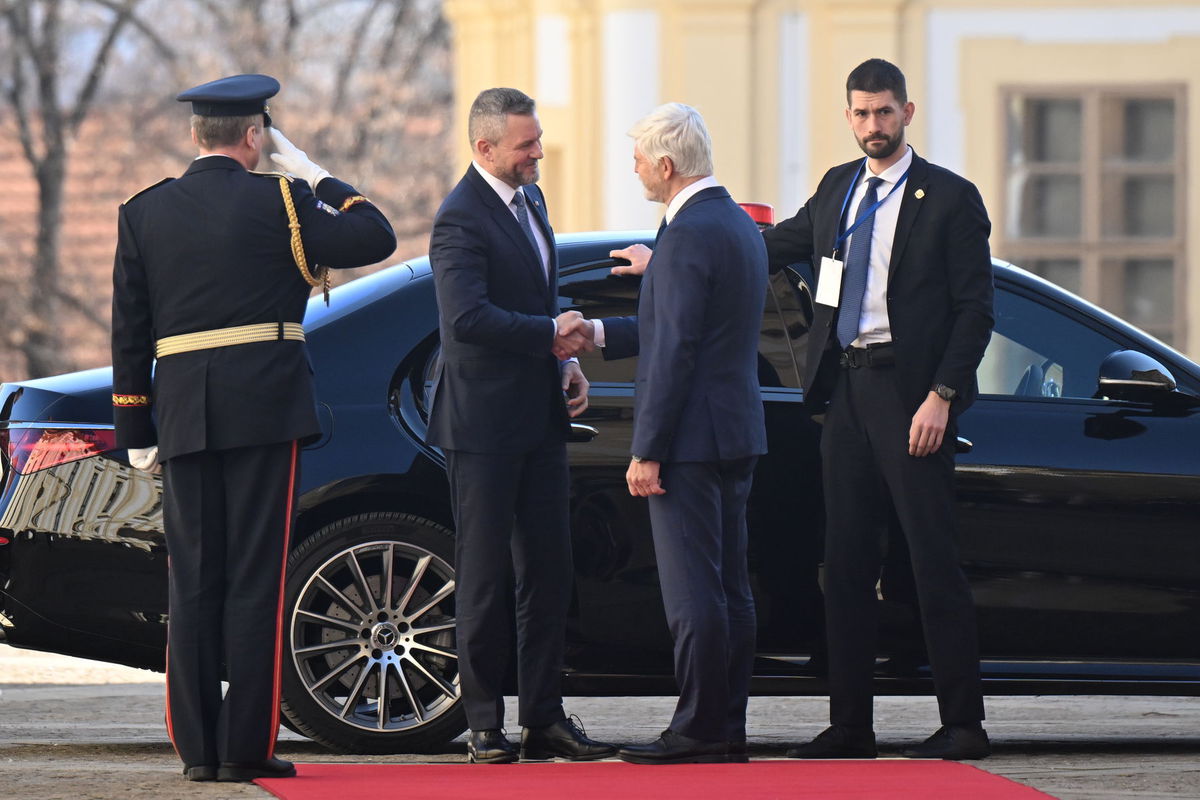 Český prezident Petr Pavel (druhý vpravo) víta...