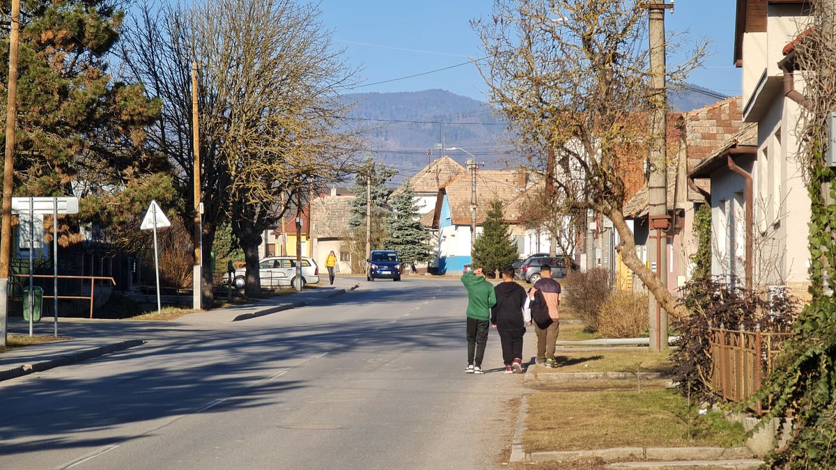 Ulica v Očovej v pozadí s Poľanou
