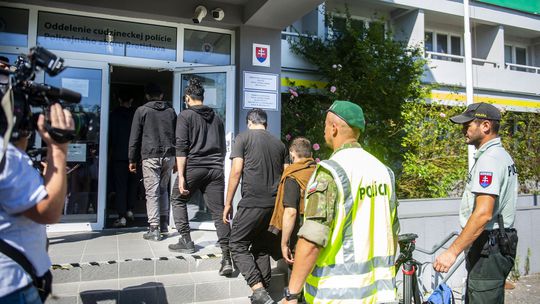 Bratislava a Banská Bystrica budú mať nové veľkokapacitné centrá cudzineckej polície. Vnútro reaguje na veľký nápor