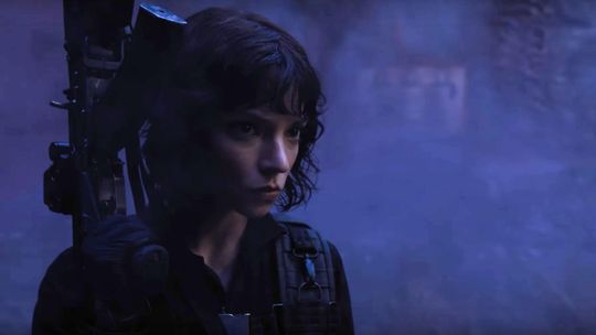 Drasa (Anya Taylorová-Joyová) stráži roklinu z...