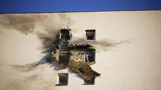 Bytový dom zasiahnutý ukrajinským dronom v obci...