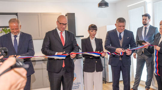 Premiér Robert Fico a minister dopravy Jozef...