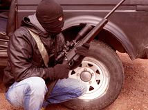 kriminálnik, trestný čin, zbraň, terorista, krádež, zlodej, puška, strieľanie, streľba, kukla, strelec,