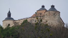 Hrad Krasna Horka pri pohlade z podhradia