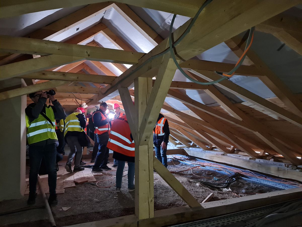 Podkrovie hradu s krovmi, ktoré treba spevniť