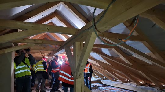 Podkrovie hradu s krovmi, ktoré treba spevniť