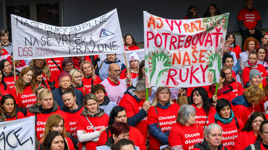 Opatrovatelia a sestry protestujú, žiadajú vyššie mzdy. Za lepším platom odchádzajú do nákupných centier, varuje predseda ich odborov