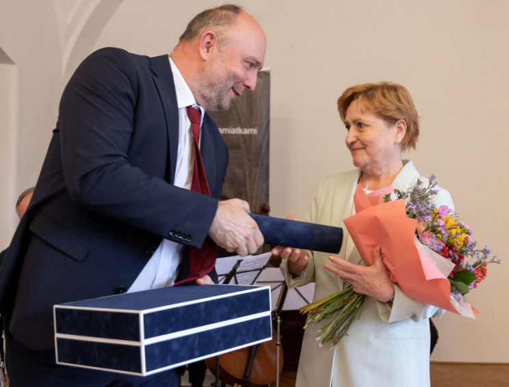 Eva Semanová preberá ocenenie za dlhoročné úsilie.