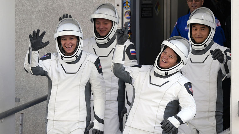 Crew-10, ISS, vesmír