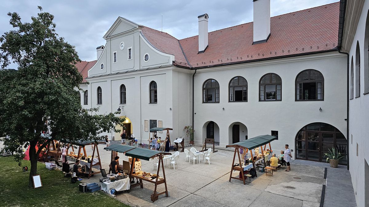 Zrekonštruované barokové krídlo kaštieľa v...
