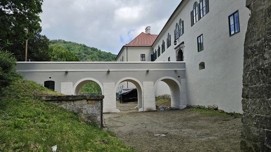 Zrekonštruovaný barokový most kaštieľa v Modrom...