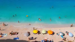 Lefkada, Grécko, pláž, more, slnečníky, dovolenka, cestovanie, leto