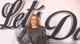 Speváčka Emma Drobná v šatách od Marcela Holubca. 