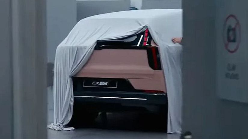 Volvo EX60 - uniknutá snímka hlineného modelu 2025