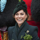 Britská princezná Kate sa stretla s členmi Írskej gardy. A bola v dobrej nálade.