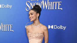 Herečka Rachel Zegler v kreácii Christian Dior na premiére Snehulienky. 