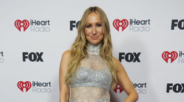 Komička a moderátorka Nikki Glaser v kreácii Stella McCartney. 