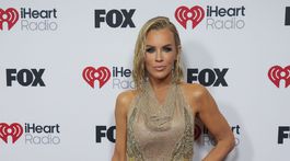 Moderátorka Jenny McCarthy v kreácii Genny. 