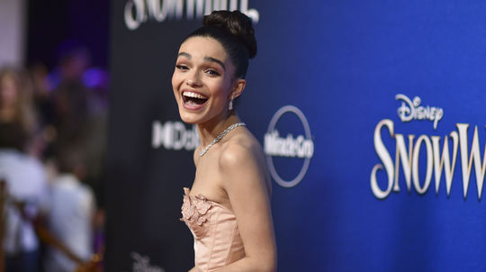 Herečka Rachel Zegler v kreácii Christian Dior...