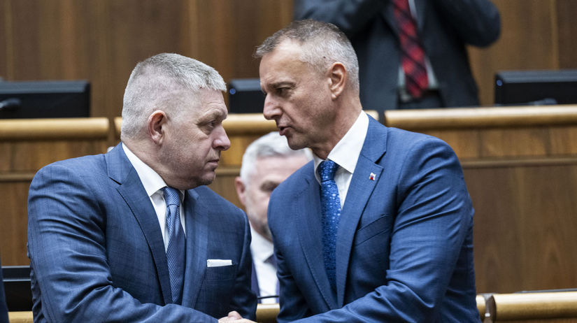 Na snímke zľava premiér SR Robert Fico (Smer) a...