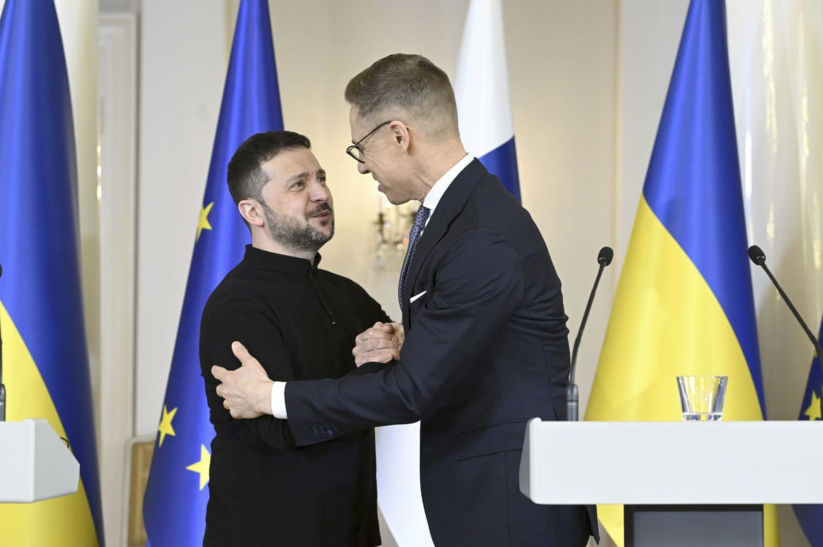 Fínsky prezident Alexander Stubb (vpravo) a...