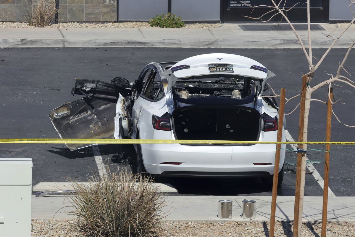Elon Musk, Tesla, vandalizmus