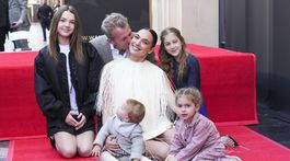 Gal Gadot so svojím manželom Jaronom Varsanom a deťmi 