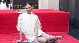 Herečka Gal Gadot pózuje pri svojej hviezde na Chodníku slávy.