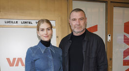 Liev Schreiber a jeho partnerka Taylor Neisen