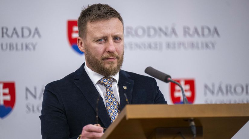 Na snímke splnomocnenec vlády pre prešetrenie...