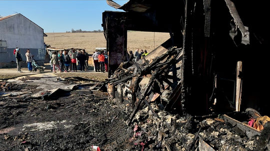 Pri nočnom požiari jednoduchých príbytkov vo...