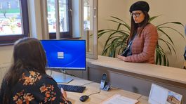 Pracovnicka Centra zdielanych sluzieb Tornala s klientkou