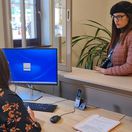 Pracovnicka Centra zdielanych sluzieb Tornala s klientkou