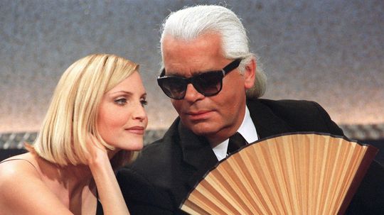  Nadja Auermann a Karl Lagerfeld v roku 1997.