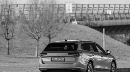 Škoda Superb 1,5 TSI iV - test 2025