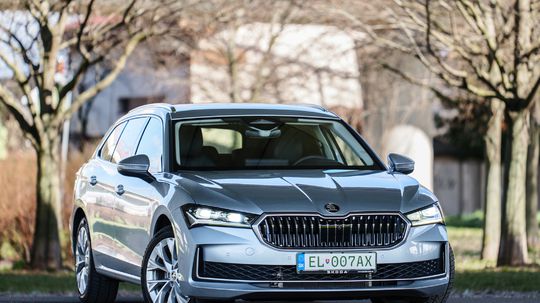 Škoda Superb 1,5 TSI iV - test 2025