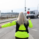 Pokutu zaplatíte, aj keď ste za volantom nesedeli. Tresty budú vyššie, fajčiť, piť, jesť nesmie ani spolujazdec. Čo prinesie novela cestného zákona?