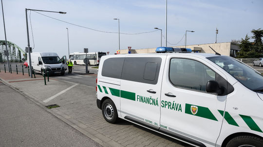 Vrecia plné kratomu aj nelegálny tabak: Trenčianski colníci čistia trh