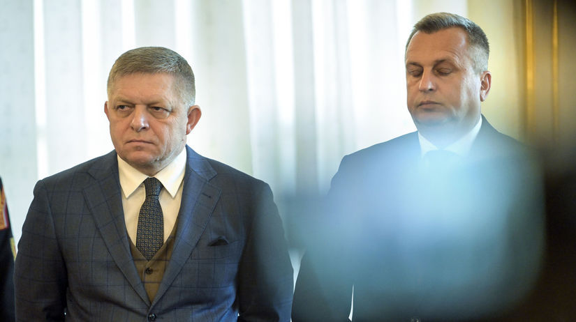 Zľava premiér a šéf Smeru Robert Fico a...