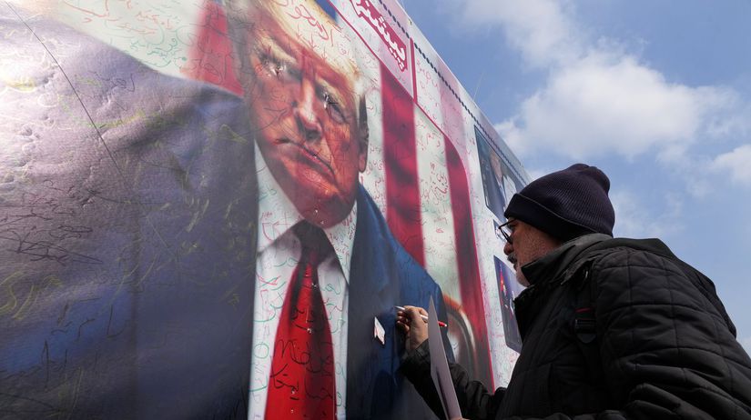 Muž píše slogan na portrét amerického...