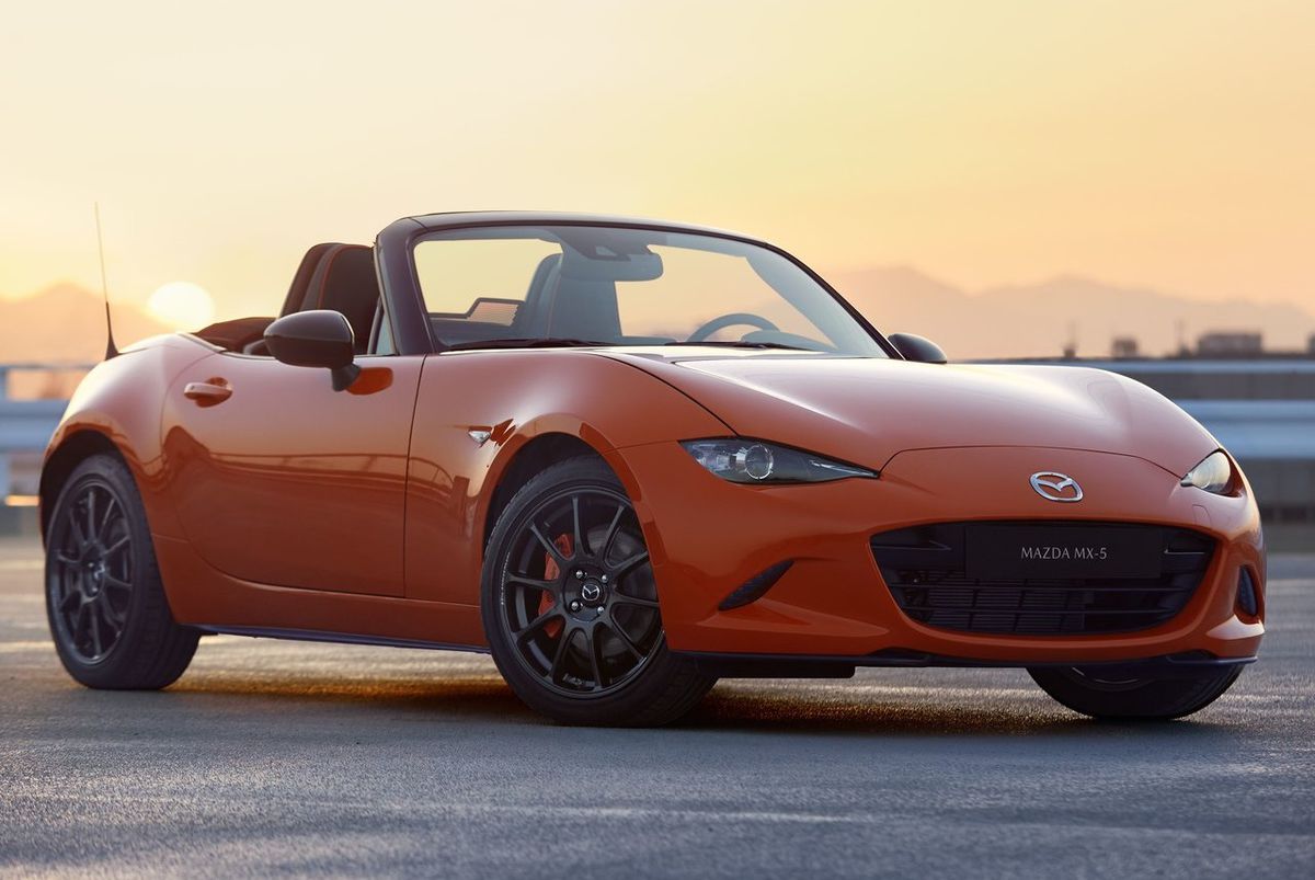 Mazda MX-5 je na výber s plátennou aj pevnou...