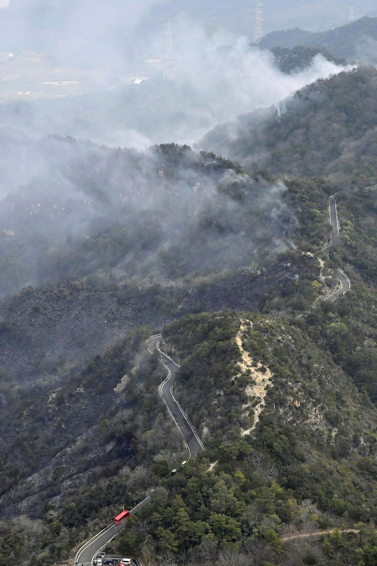 Dym z lesných požiarov pri meste Okajama na...