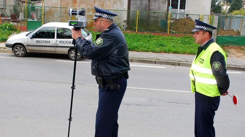 Mestskí policajti merajú rýchlosť v roku 2017.