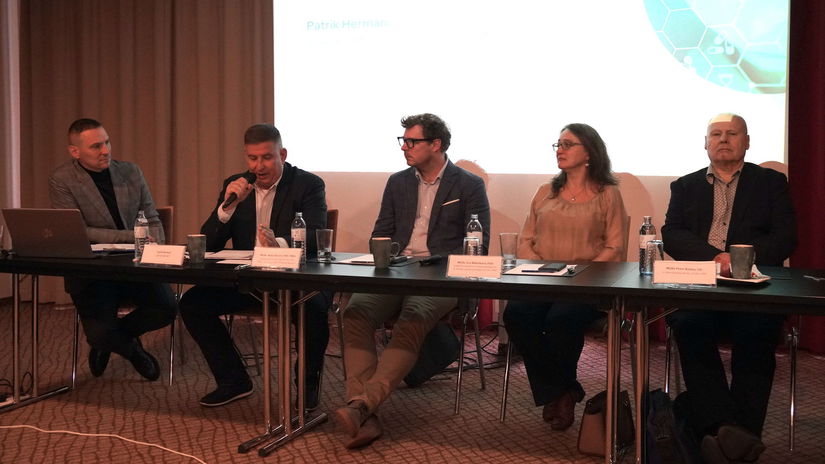 Na tlačovej konferencii zľava: Richard Fides z...