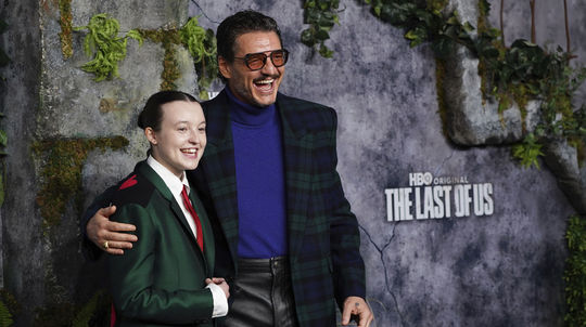 Bella Ramsey (vľavo) a Pedro Pascal na premiére...